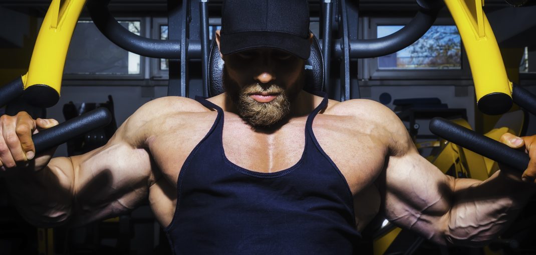 chest workout plan man using a chest press machine