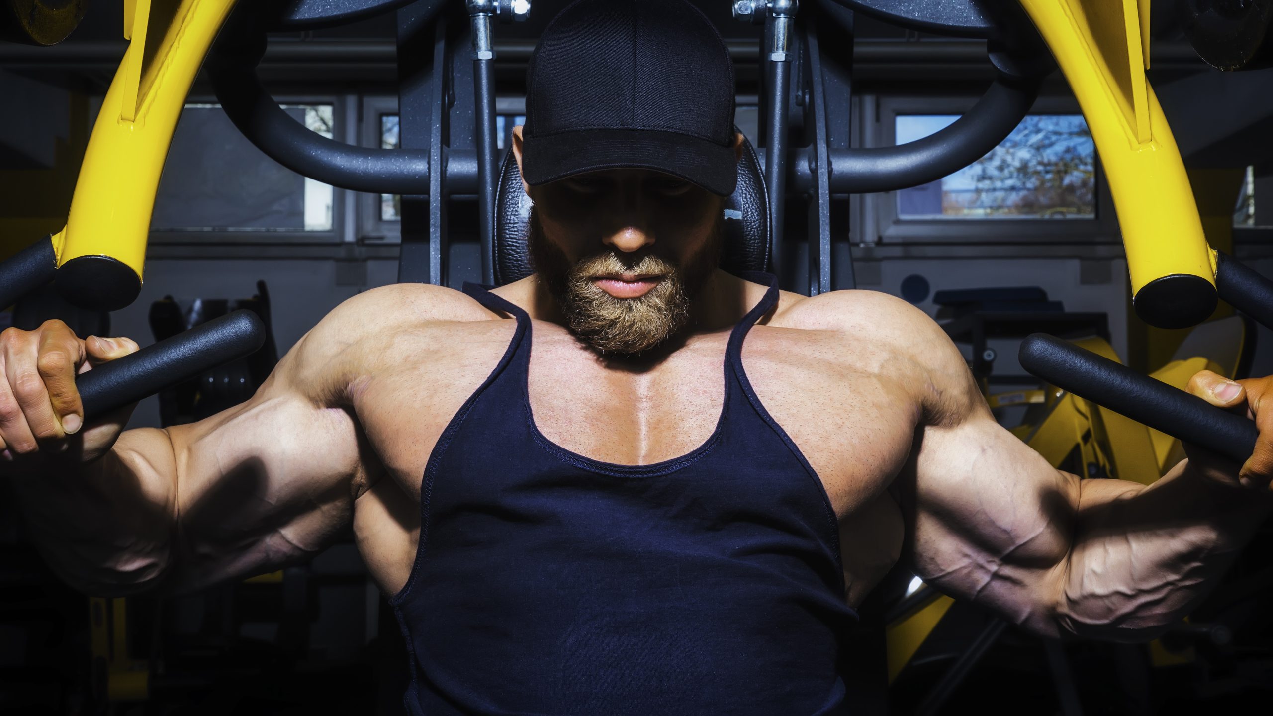 chest workout plan man using a chest press machine