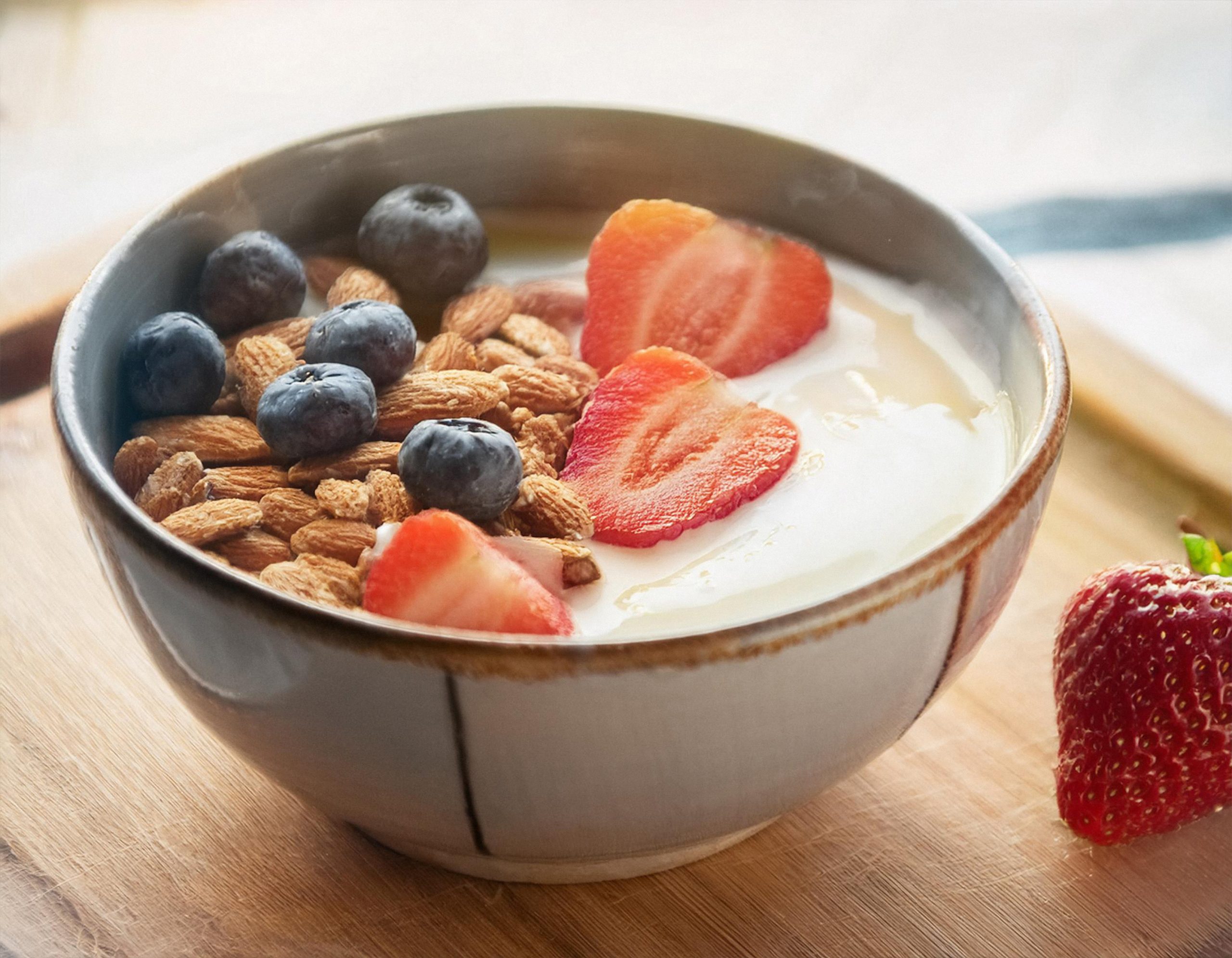 gain muscle meal plan greek yogurt, berries and almonds